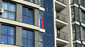 Фотофакт. Перевернутый флаг РФ в окне минской многоэтажки