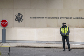 «Путин не вылезает из постановочных съемок. Срочность заставила его разыграть сцену признания собственного детища»