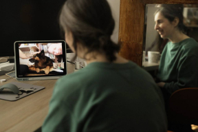 Фотафакт. Былая палітзняволеная Наста Лойка ўпершыню пасля вызвалення пабачыла свайго сабаку