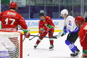 Что напоминает игра в поддавки на хоккейной арене с участием престарелого правителя